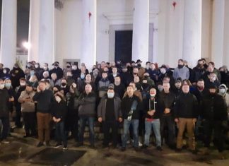 Narodowcy bronią kościołów. Doszło do starć z demonstrującymi niezgodę na wyrok TK