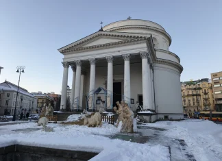 Szopka na Placu Trzech Krzyży – katecheza pokoju w przestrzeni publicznej